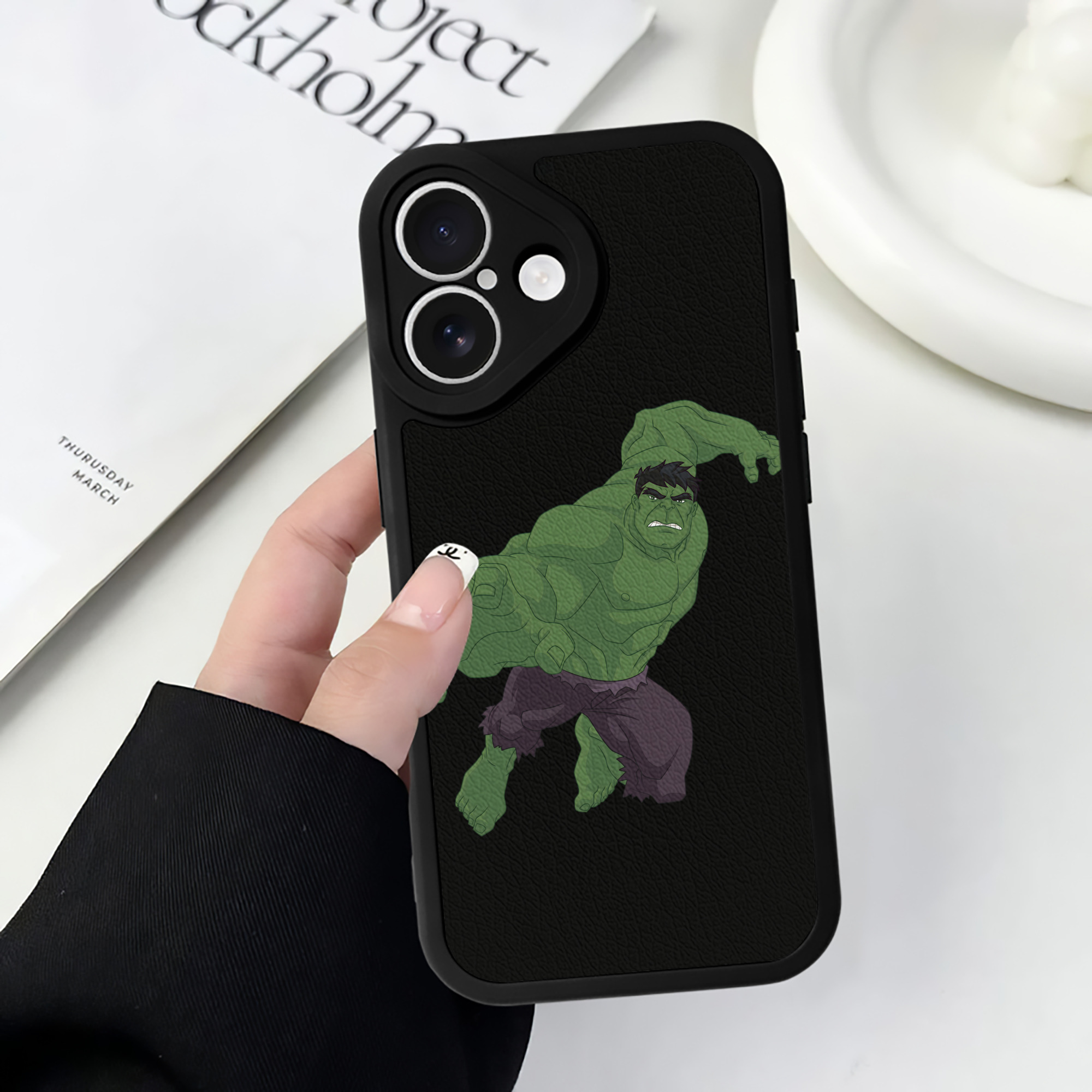 （画像用） アベンジャーズ The Avengers 【iPhone 16シリーズ対応】シリコンスマホケース（レザー調） 材質：シリコン
